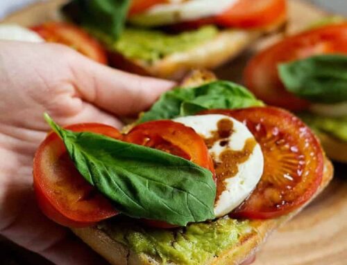 Viso grūdo kvietinės bandelės sumuštinis su mozzarella ir pomidorais